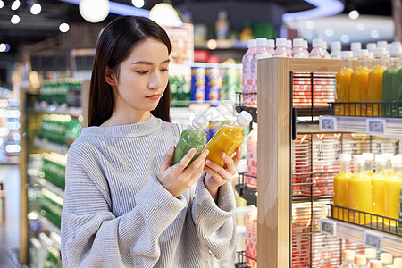 逛超市采购挑选商品的青年女性图片