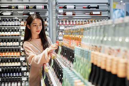 青年女性线下门店购买酒高清图片