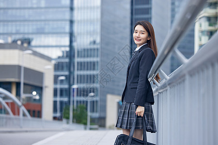 秋季清新俏皮女大学生图片