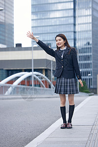 清新女大学生路边拦车背景图片