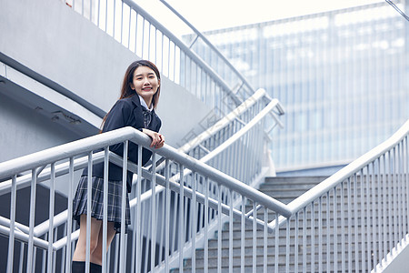 清新美女在天台日系小清新美女站在楼梯上背景