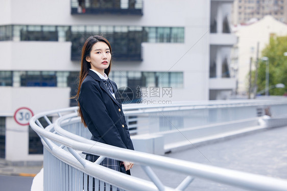 户外清新可爱女大学生写真图片