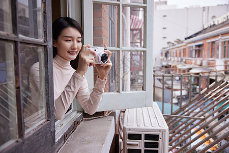 居家风景居家女性拿着相机拍摄窗外风景背景