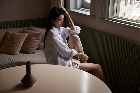 思考 忧郁成熟女性坐在家中客厅发呆思考背景