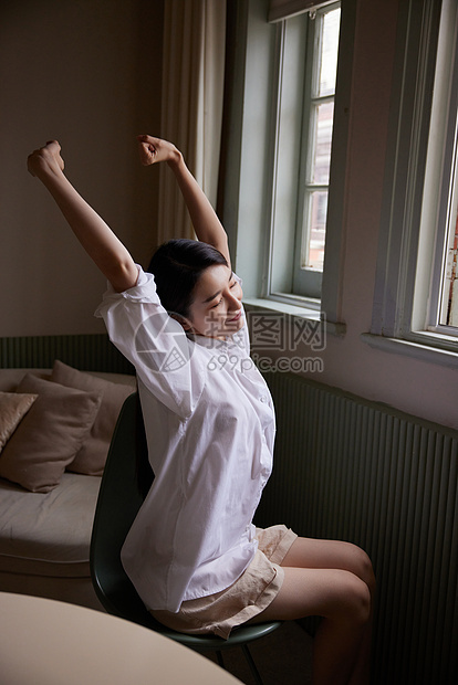 成熟女性居家写真图片