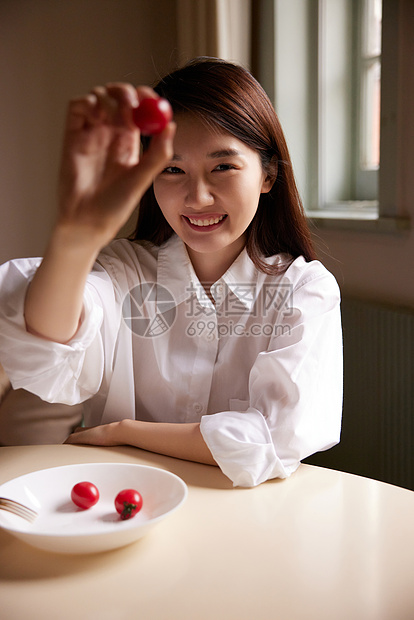 可爱女孩居家吃水果图片