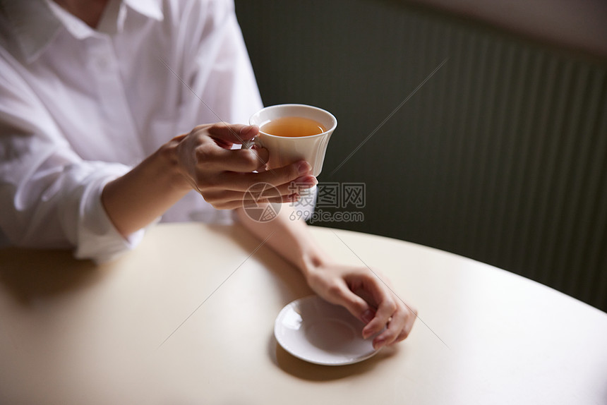 成熟女性居家喝水特写图片