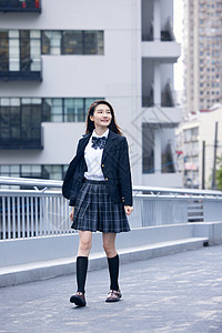 青春可爱日系JK少女行走在天桥上图片
