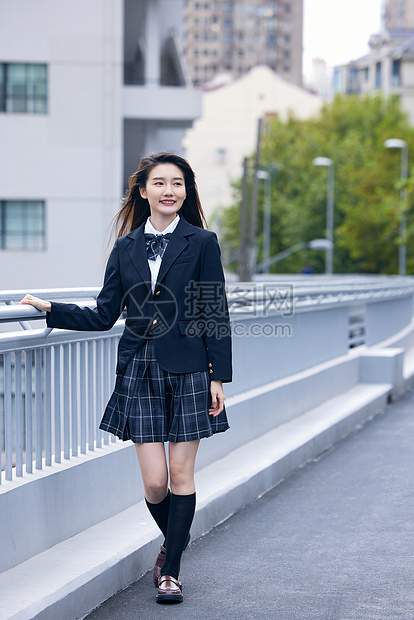 青春可爱日系JK少女行走在天桥上图片