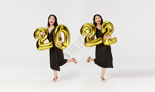 美女欢乐迎接新年2022图片