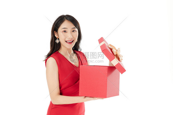 美女欢乐迎接新年手拿礼物盒图片