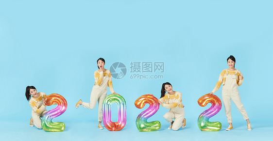 美女欢乐迎接新年2022图片