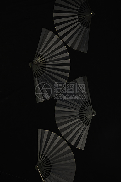 黑背景极简时尚中国风折扇图片