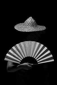 黑背景极简中国风拿着折扇的人图片