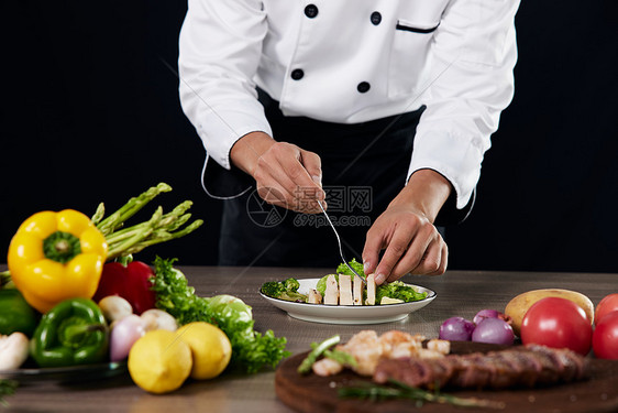 装饰食材的厨师形象特写图片