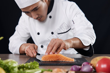 西餐厨师处理三文鱼背景图片