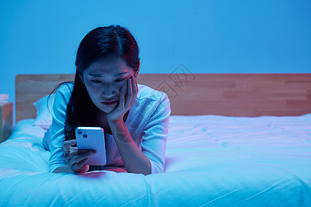 女性失眠熬夜通宵躺床上图片素材