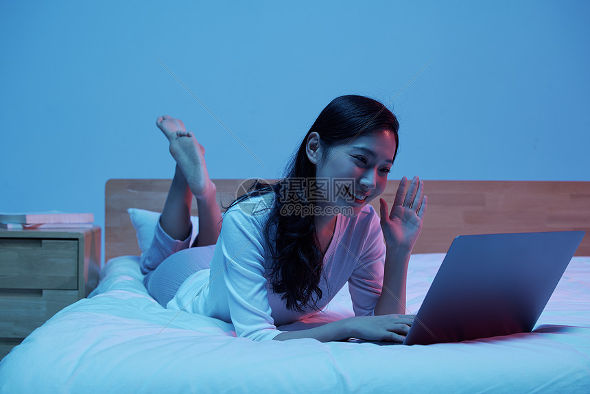 深夜使用电脑视频的女性图片