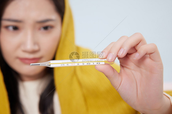 一个人生活生病的女性图片