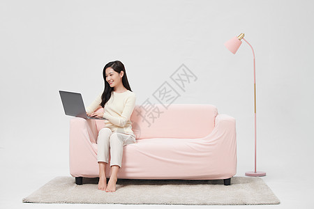 女性在家使用电脑办公购物图片