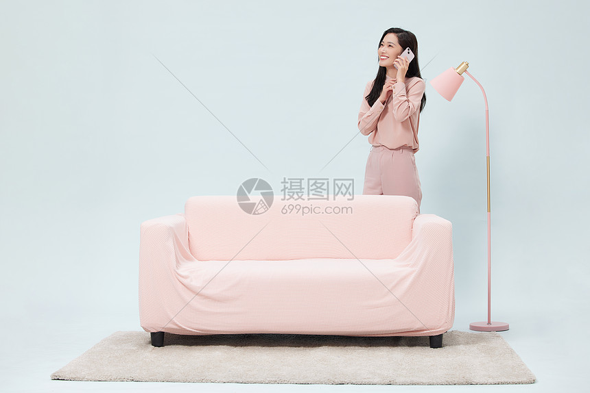 在家开心打电话的女性图片