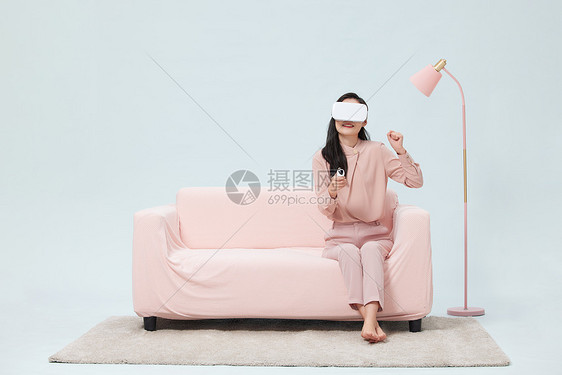 女性居家使用vr眼镜玩游戏图片