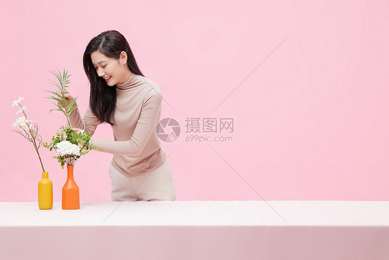 居家女性照顾鲜花植物图片