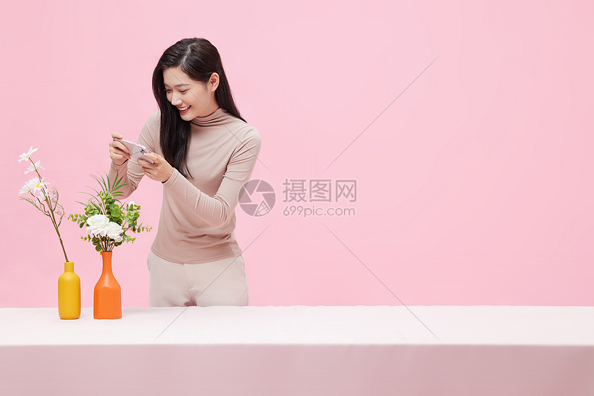 居家女性照顾鲜花植物图片