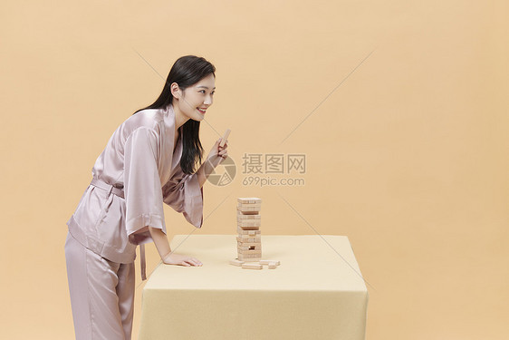 女性居家休闲玩桌游叠叠乐图片