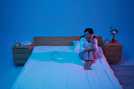 女性失眠熬夜打手机图片