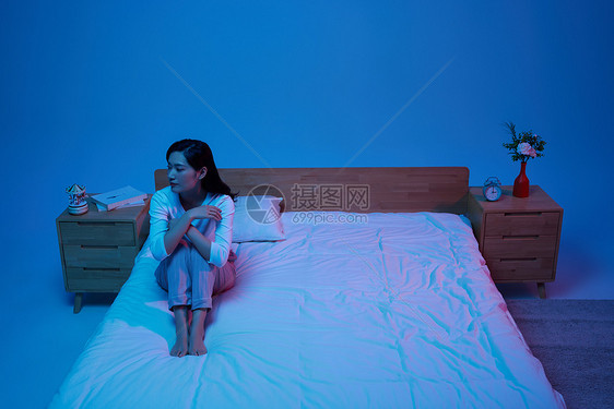 女性失眠熬夜形象图片