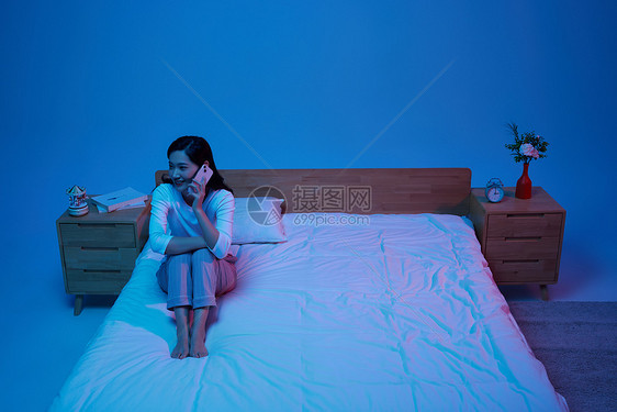 女性失眠熬夜通宵打电话图片