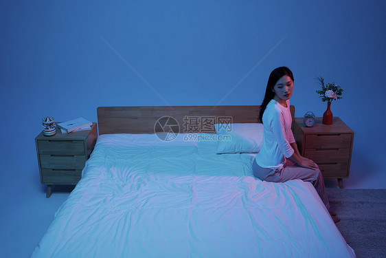深夜失眠独孤的居家女性图片