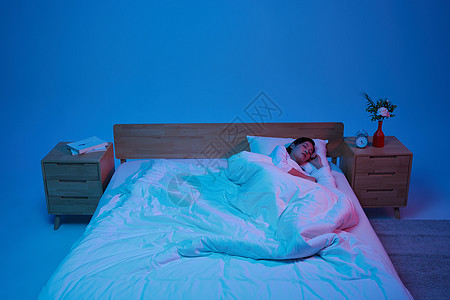 女性失眠熬夜通宵躺床上图片