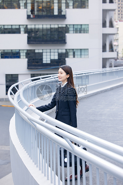 户外天桥上JK校服美女写真图片