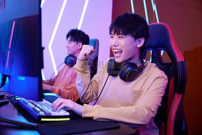 电竞与传统竞技交融打造全新体育生态