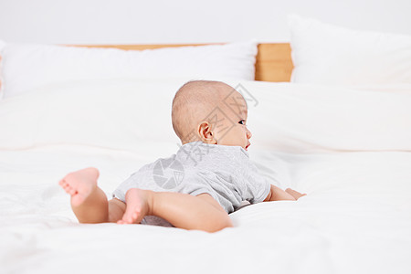 婴儿宝宝床上玩耍爬行背景图片
