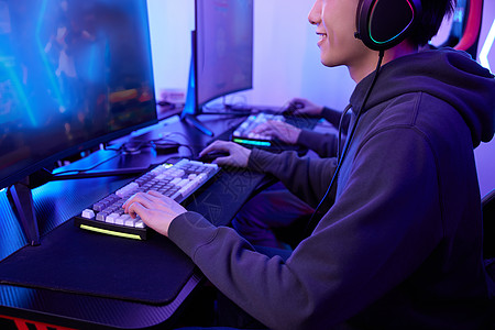 电脑前打游戏背景