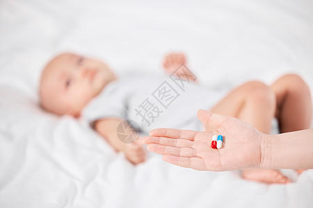 生病宝宝生病的宝宝吃药治疗背景