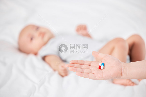 生病的宝宝吃药治疗图片