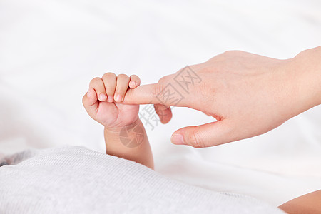 可爱宝宝睡觉握着妈妈的手特写图片