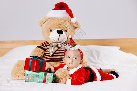 圣诞节人物圣诞宝宝与圣诞毛绒玩具熊背景