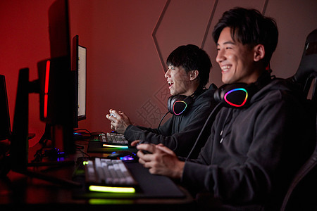 青年男性熬夜通宵使用手柄玩电脑游戏图片