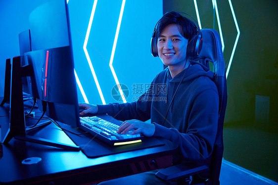 年轻人坐电脑前打网络游戏图片