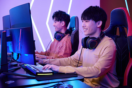 年轻人坐电脑前打电竞比赛背景图片