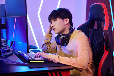 男生打游戏图片