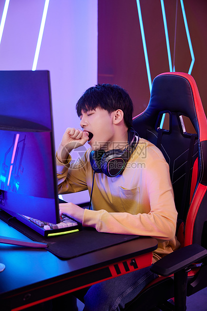 年轻人熬夜通宵打游戏疲惫困倦