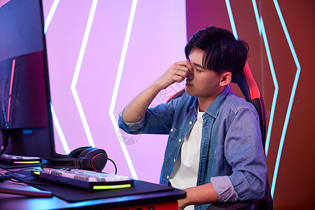 年轻人熬夜通宵打游戏疲惫困倦图片