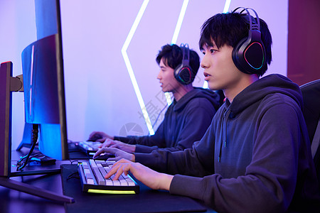 年轻男性电竞比赛选手打电脑游戏图片