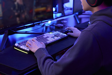 年轻人坐电脑前打网络游戏背景图片